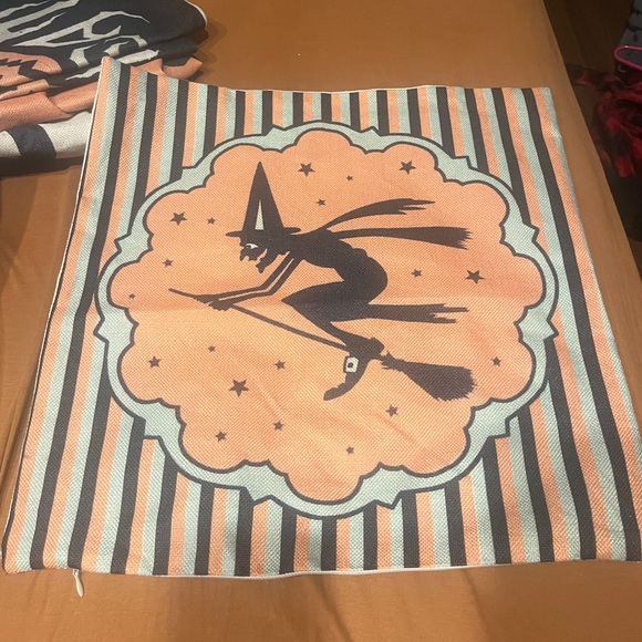 Halloween pillow case 🎃 - Picture 2 of 3